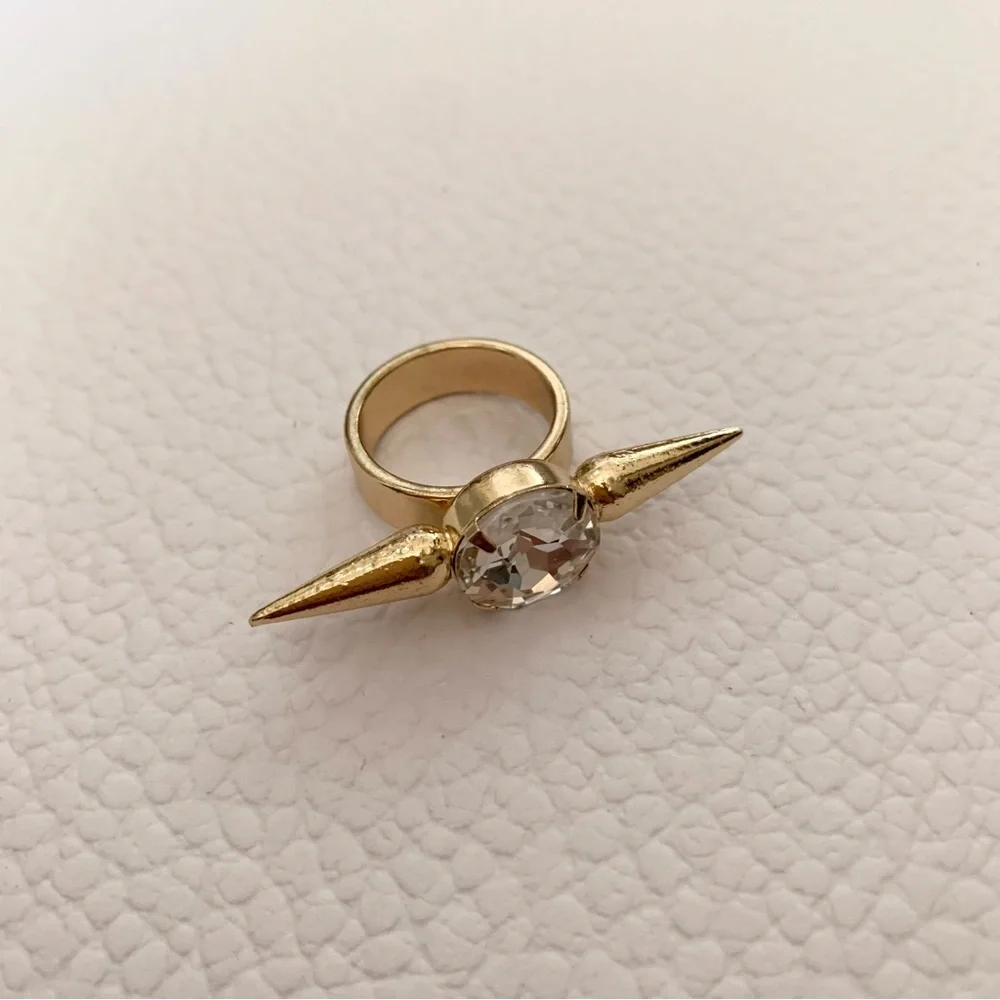Hold Double spike crystal ring comes with pouch